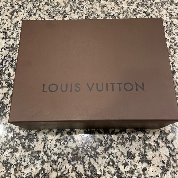 Louis Vuitton Patent Leather Louise clutch - Picture 14 of 15